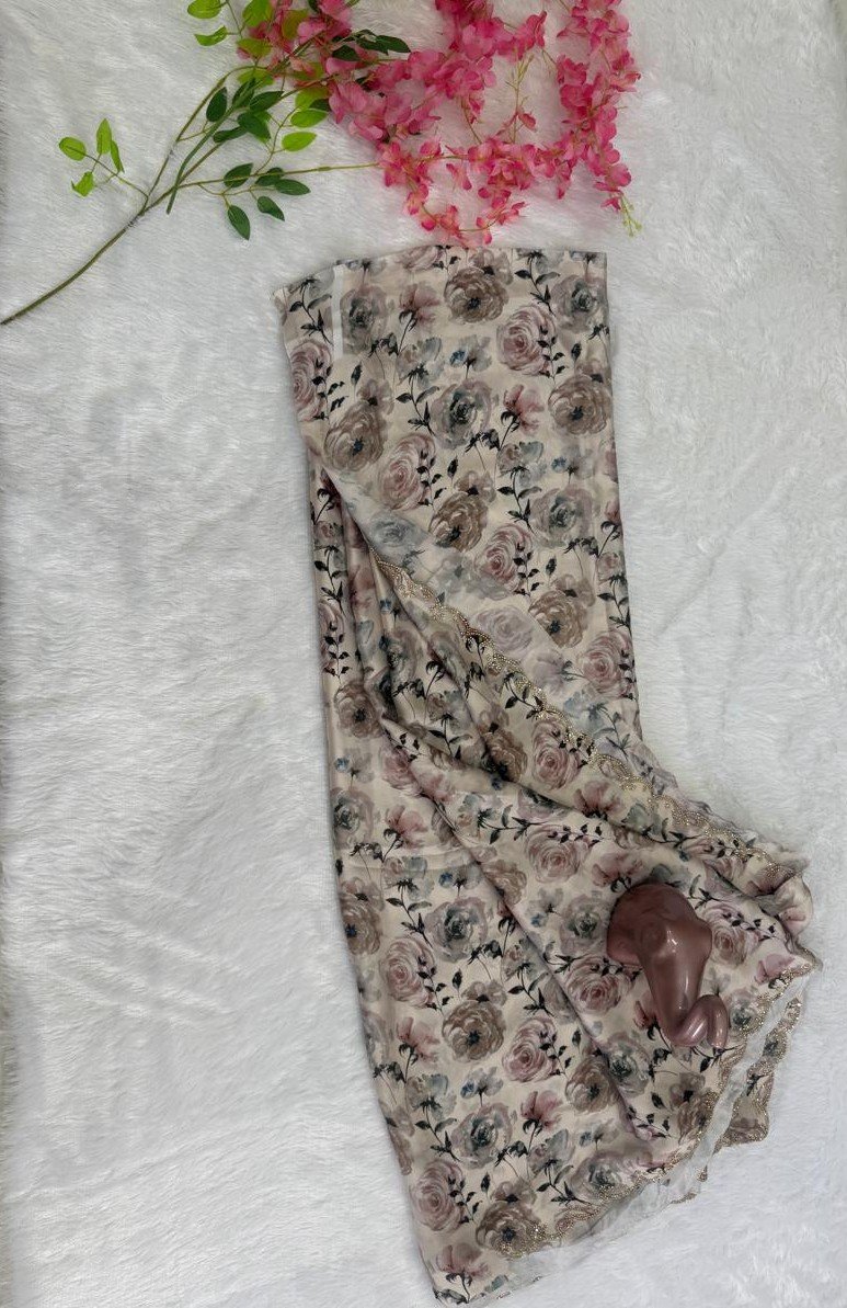 Vintage Cream Rose Printed Saree with Scalloped Border - Image 3
